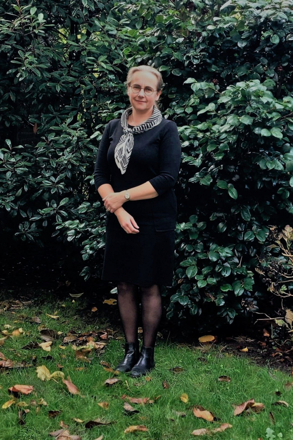 Marianne Peters - Hooyer, Medewerkster bediening en lichaamsverzorging