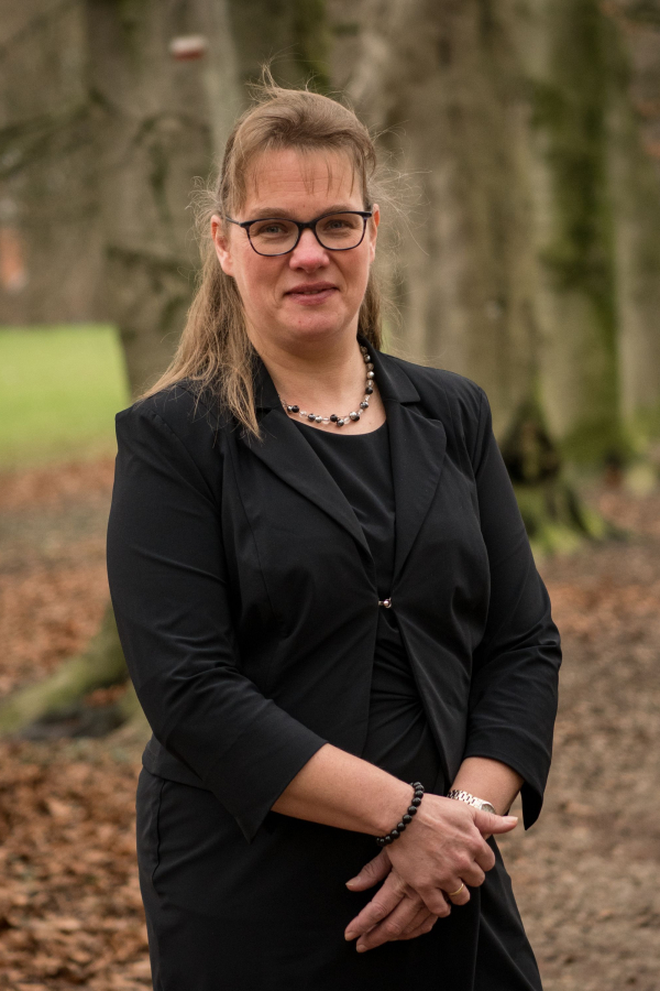 Agnes Hakkert - van Kalkeren, Medewerkster in de bediening