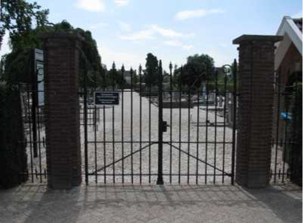 Ingang begraafplaats aan de Oudsmidsestraat in Lienden